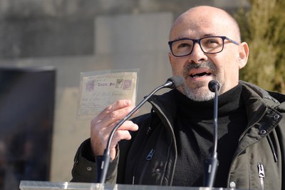 Joan Pinyol, ensenya una carta que el seu avi va enviar a la família mentre estava presoner al camp de concentració de la Seu Vella.