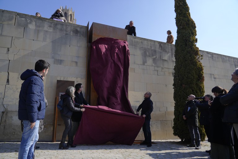 Descoberta de l'escultura "Sequera" en memòria de les víctimes del camp de concentració de la Seu Vella