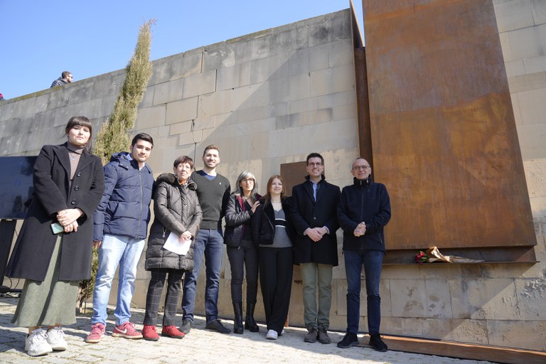 Els representants de la Paeria amb els responsables de mantenir la memòria històrica i democràtica sobre els fets del camp de concentració de la Seu Vella