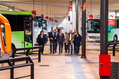 L'alcalde, Fèlix Larrosa, el president de la Generalitat, Salvador Illa, i altres autoritats visiten la nova estació.