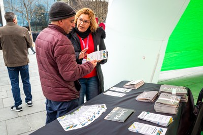 Punt d'informació habilitat a l'exterior de l'estació per l'Ajuntament de Lleida.