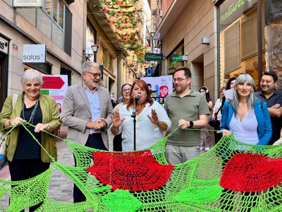 La representant de l'AMELL, Esther Florensa, durant la inauguració del Vel d'Ombra al carrer Cavallers.