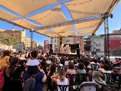 La plaça del Dipòsit, plena de gom a gom, durant l'espectacle "Adéu Peter Pan" de Festuc Teatre.