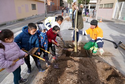 Els nens i nenes del centre han participat en aquesta plantació d'arbres.
