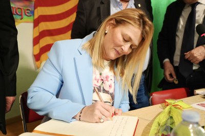 Iglesiar va signar al Llibre d'Honor.