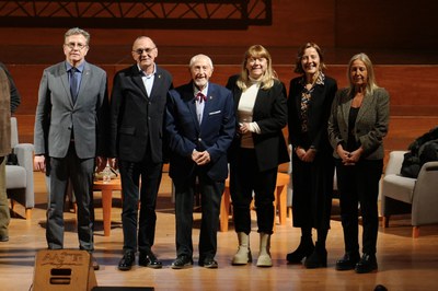 Les autoritats institucionals celebren el centenari de Josep Vallverdú amb l'escriptor.