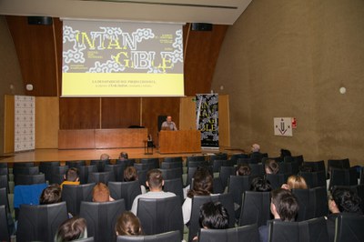 El cineasta i teòric Érik Bullot, que ahir dilluns va estar oferint sengles conferències a la Universitat de Lleida i a la Biblioteca Pública de Llei….