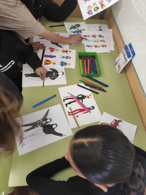 Els infants preparant les siluetes dels superherois.