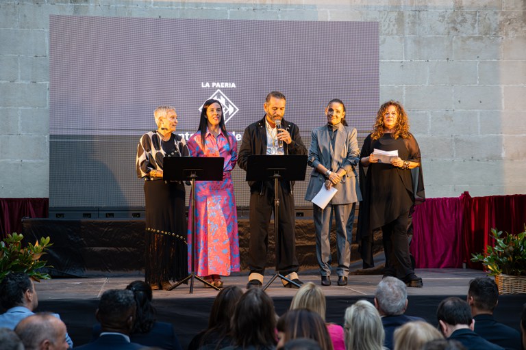 Les pregoneres amb el regidor de Festes, Xavi Blanco