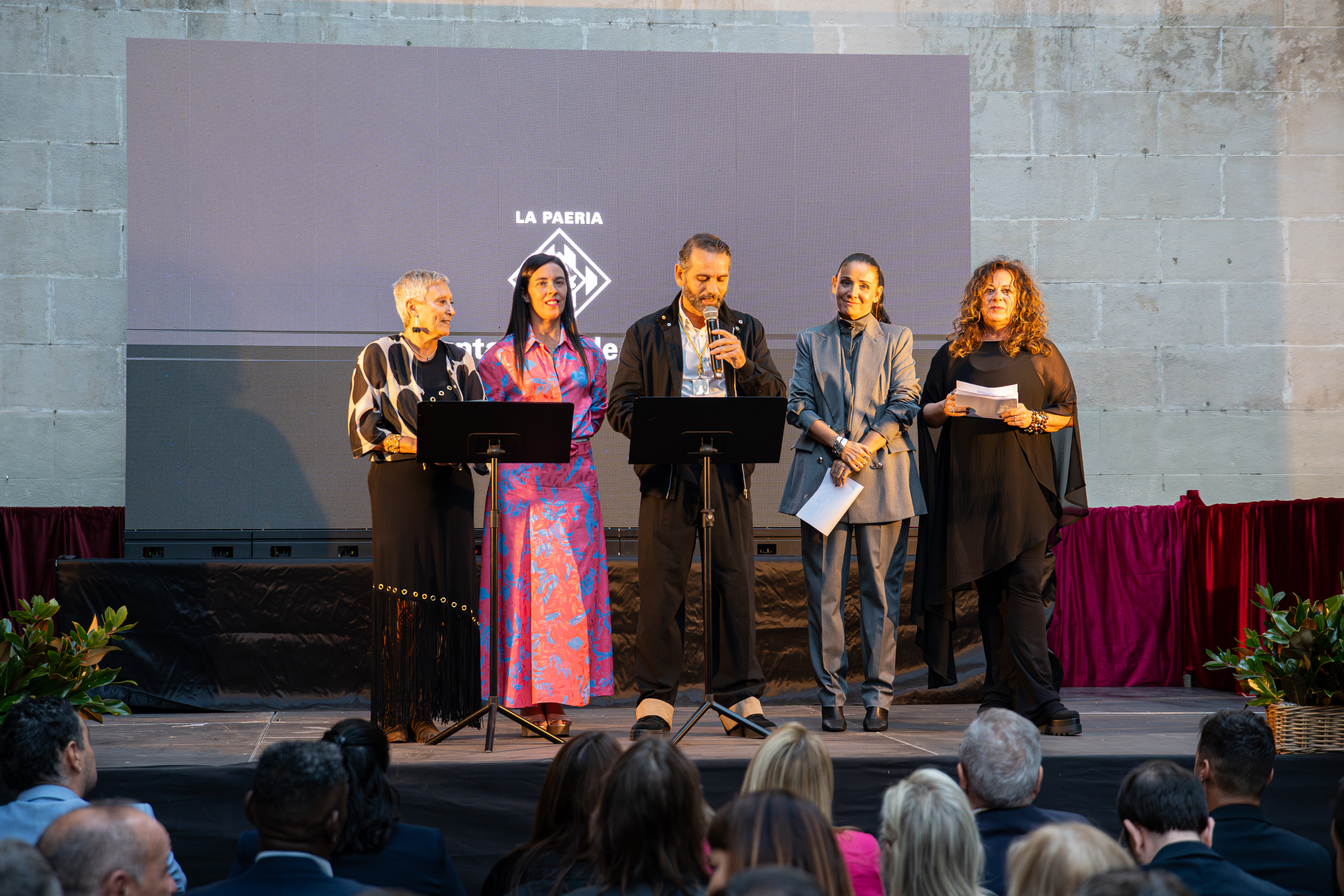 Les pregoneres amb el regidor de Festes, Xavi Blanco