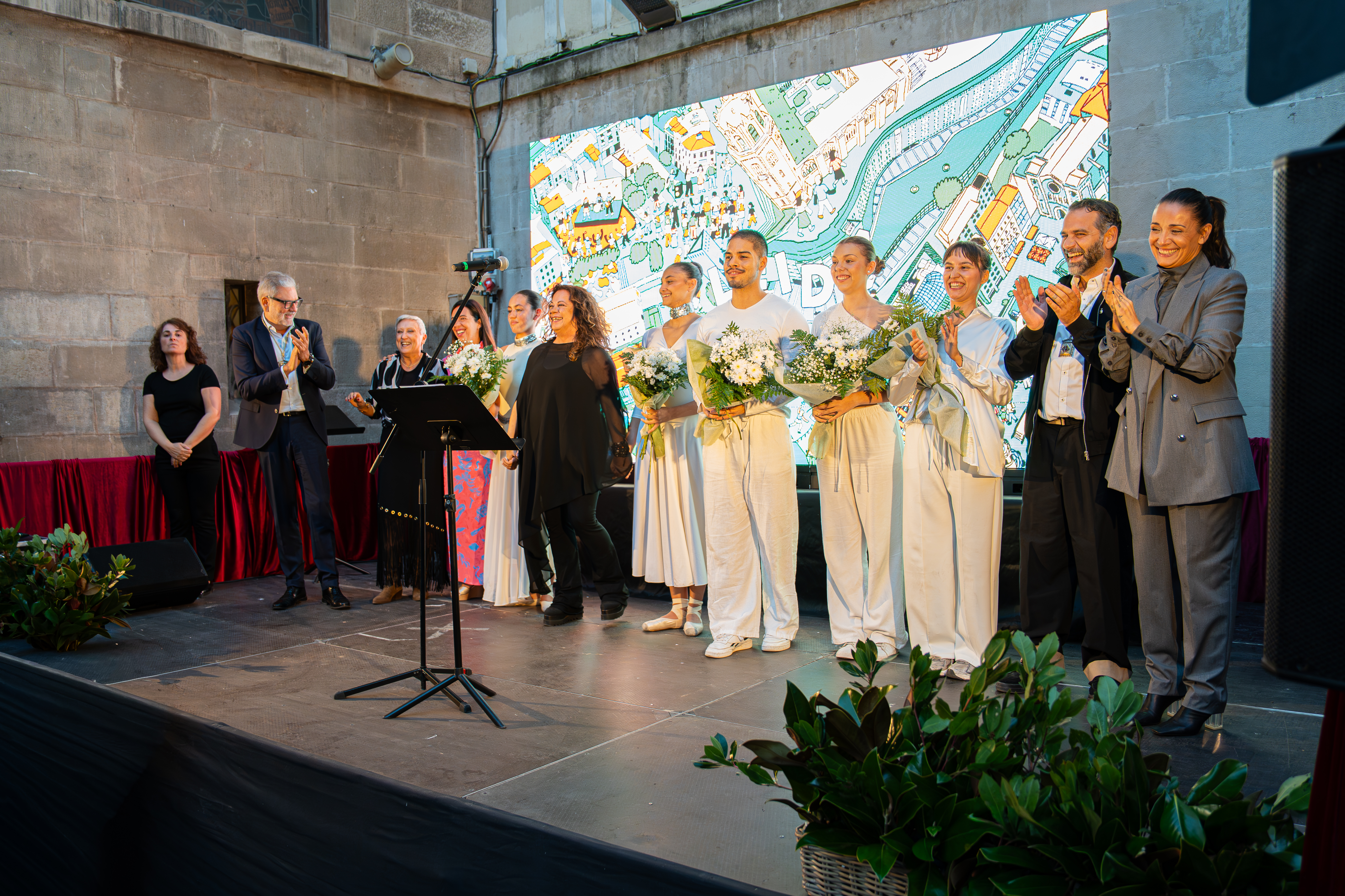Final del pregó, a l'escenari de la plaça de la Paeria