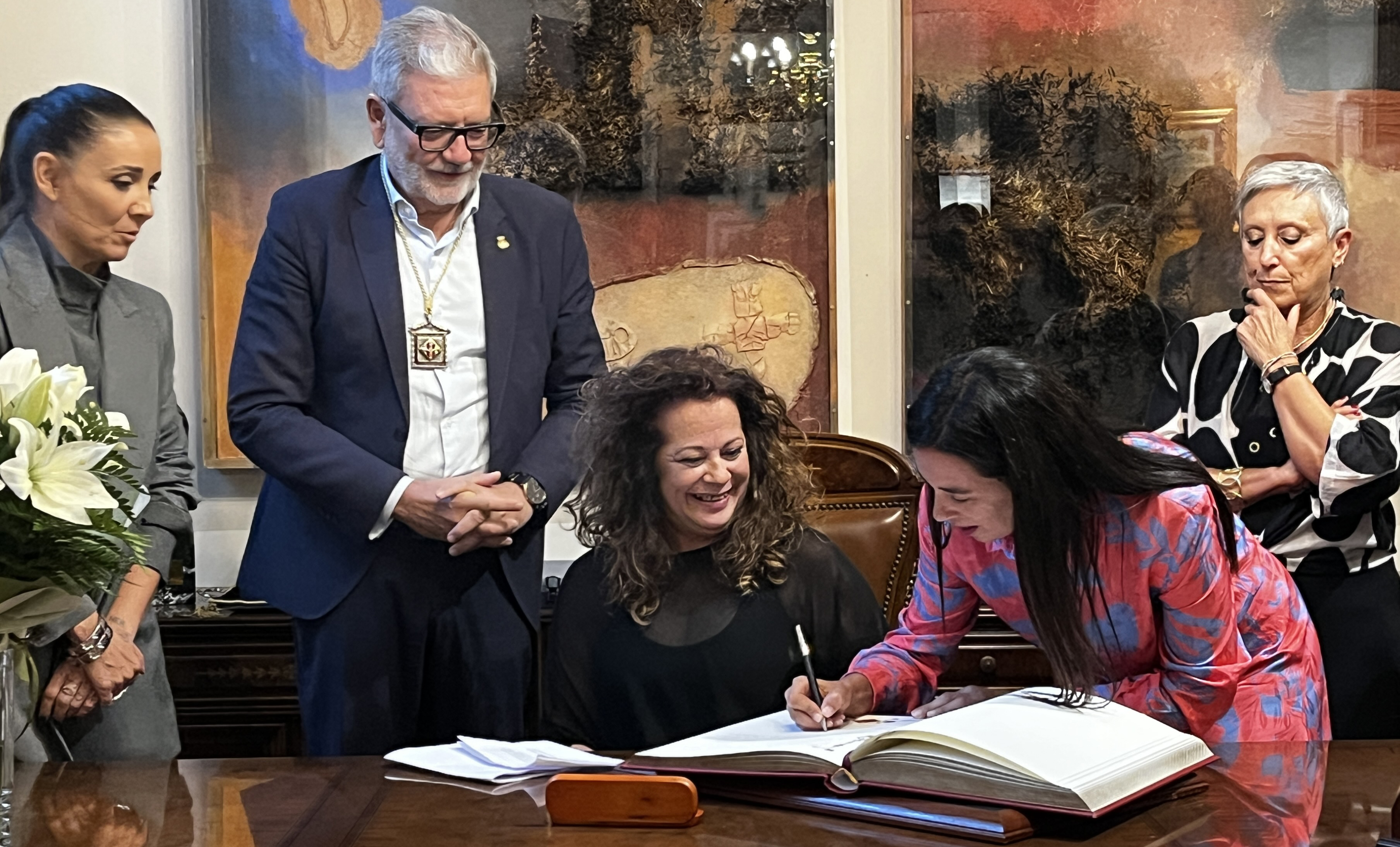 Signatura del Llibre d'Or per part de les pregoneres