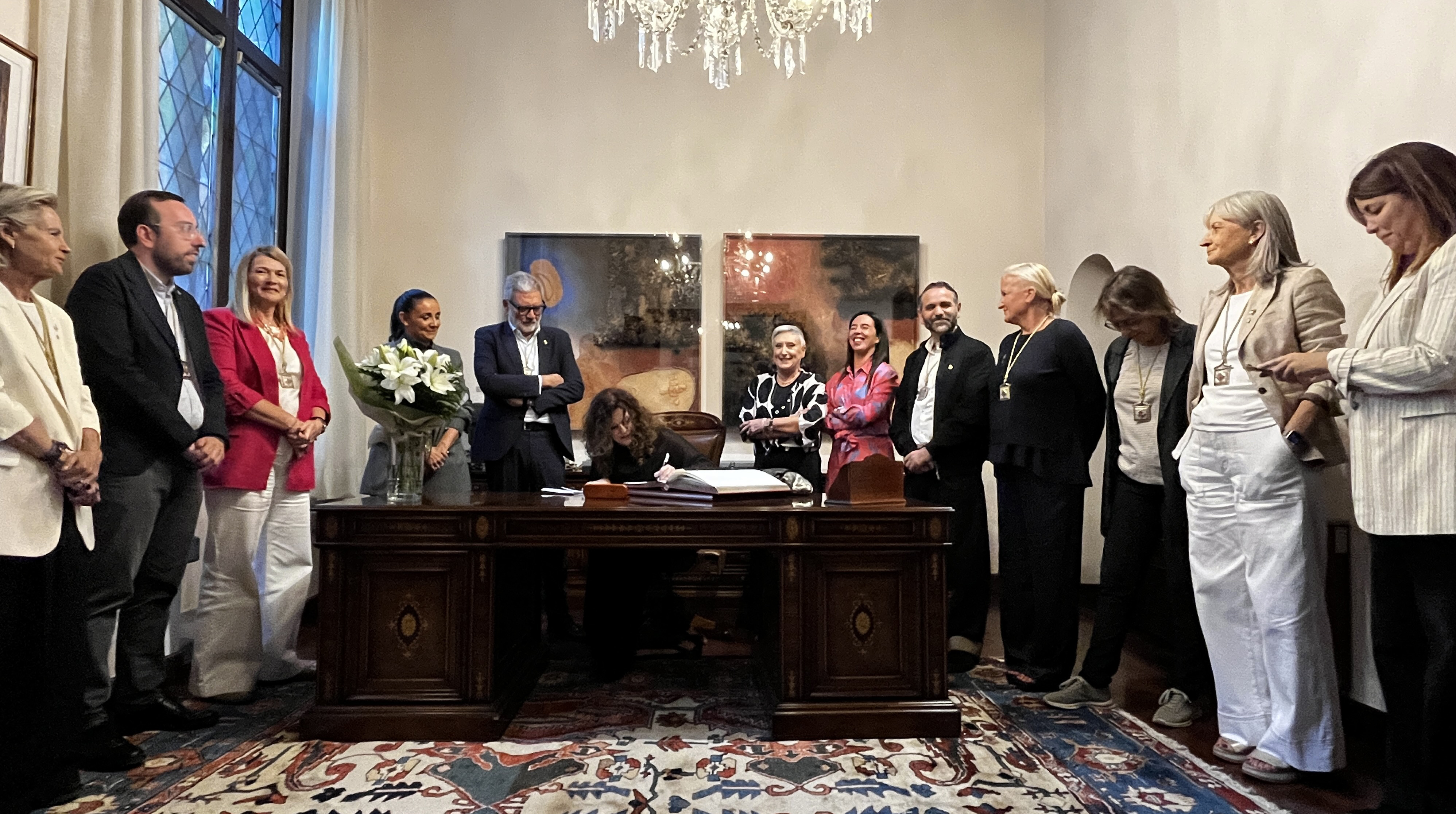 Signatura del Llibre d'Or per part de les pregoneres