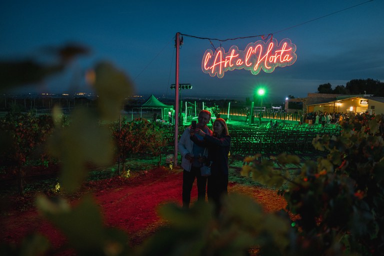 La ubicació, entre vinyes, ha estat l'escenari ideal per a la música tradicional de Joanna Dark