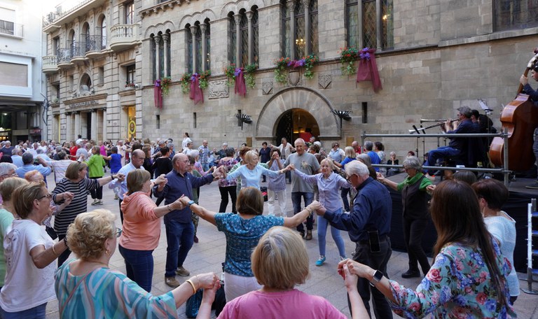 Ballada de sardanes, a la plaça de la Paeria, amb la Colba Tàrrega.
