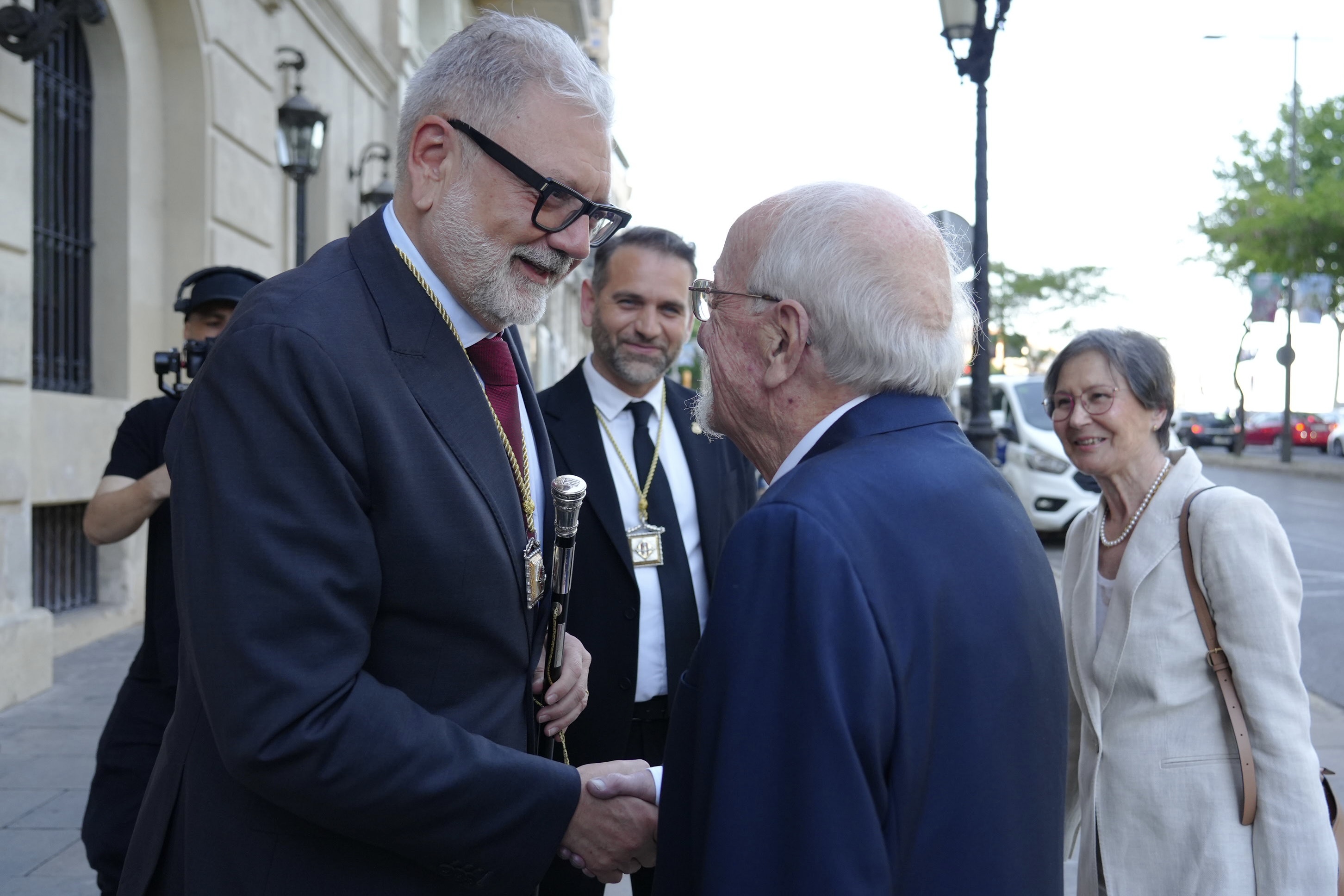 El paer en cap, Fèlix Larrosa, ha rebut al Palau de la Paeria el pregoner d'enguany, Joaquín Ureña.