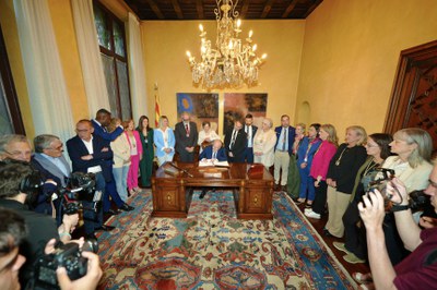 El pregoner, Joaquín Ureña, ha signat en el Llibre d'Or de la Paeria, acompanyat de la Corporació Municipal..
