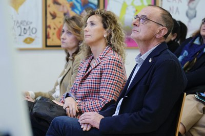 L'alcalde, Miquel Pueyo, i la regidora de Consum, Comerç, Mercats i Participació, Marta Gispert, han seguit l'exposició sobre el balanç del Pacte del Temps a Lleida