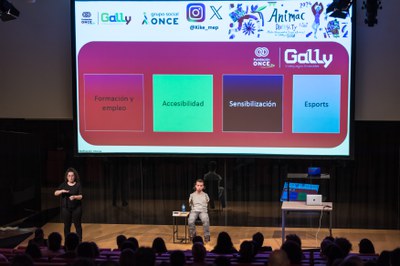 Enrique García, de la Fundació ONCE, ha posat a prova conceptes de discapacitat, accessibilitat i animació..