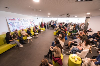 El dia ha començat a la cafeteria amb la trobada 'Cafè amb els i les artistes'..