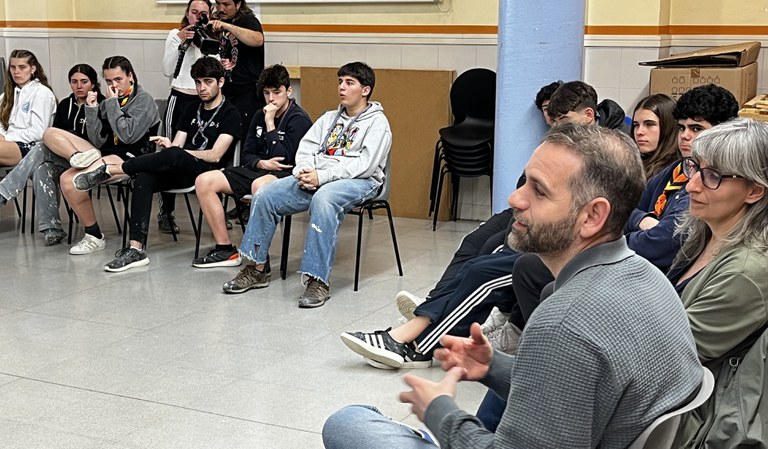 El regidor Xavi Blanco i la regidora Sandra Castro, amb els i les joves del projecte La Murga, al Centre Cívic de La Mariola.