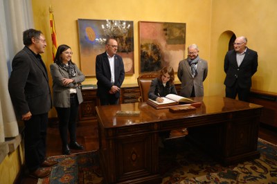 L'alcalde Pueyo i la consellera Ubasart amb la resta dels membres de la Corporació durant la signatura al Llibre d'Honor de la Paeria.