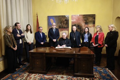 L’alcalde, Fèlix Larrosa, ha rebut l’Abat al despatx Noble, on ha signat el Llibre d’Or i ha estat obsequiat amb el Llibre dels Usatges.
