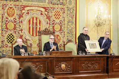 L’Agrupació Ilerdenca de Pessebristes ha obsequiat l’Abat amb un quadre amb l’emblema de l’entitat, obra del vicepresident de l’organització, José An….