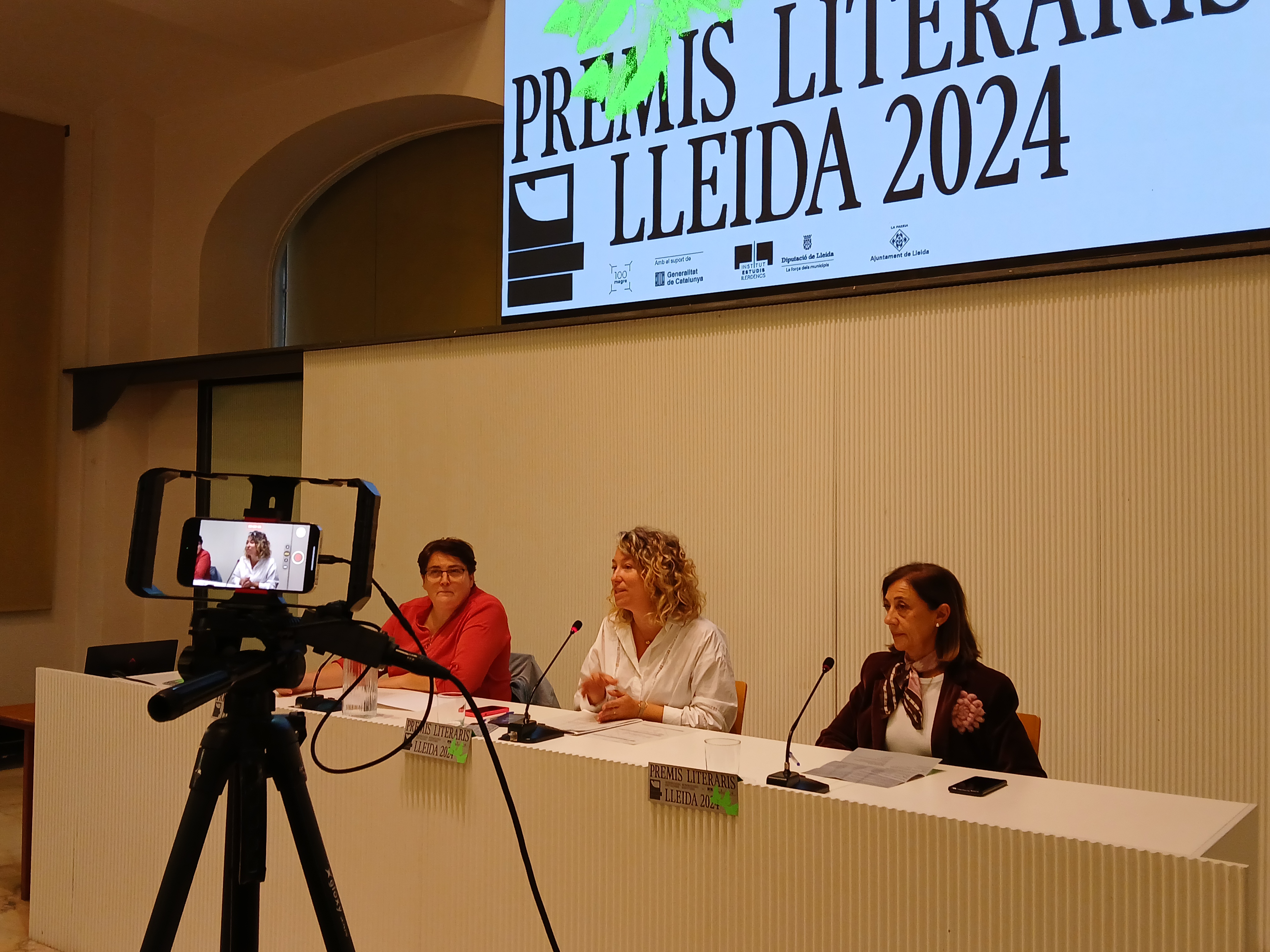 La regidora de Cultura, Pilar Bosch, ha presidit l'acte de presentació dels Premis Literaris
