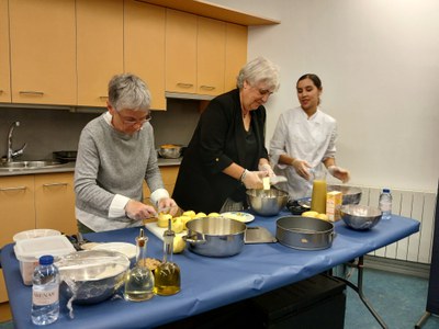 La regidora Carme Valls ha participat en el taller de la xef Chaimaa Arjam.