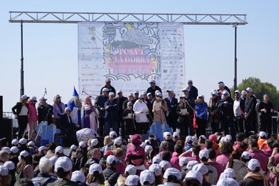 Moment de la lectura del manifest amb els protagonistes i els representants de les institucions sobre l'escenari.