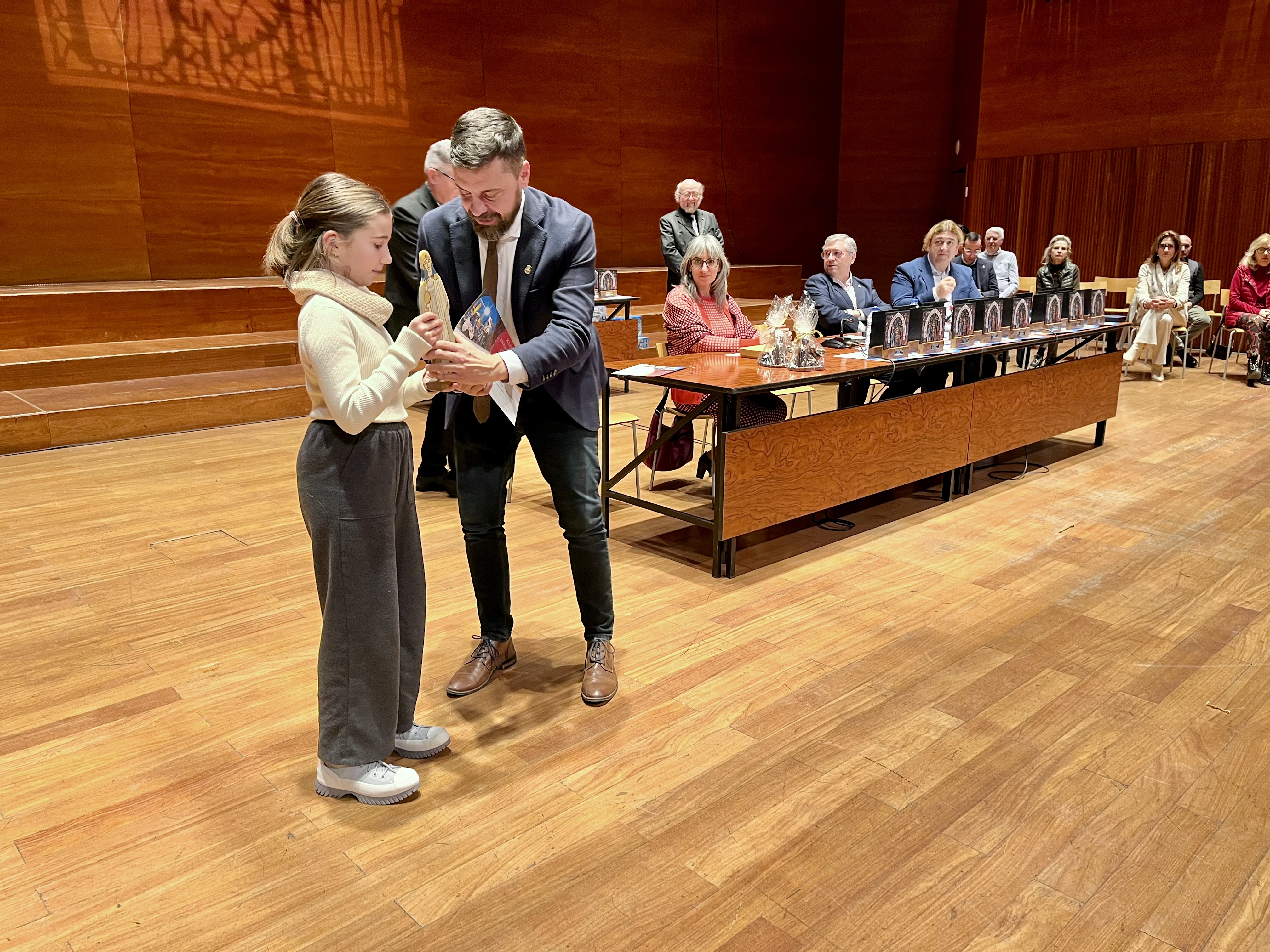 El tinent d'alcalde, Carlos Enjuanes, ha entregat el premi al pessebre més imaginatiu de la Paeria a Gala Sopa