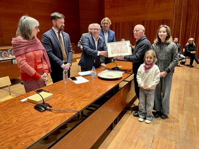 El Premi Absolut del Concurs se l’ha endut Virgilio del Olmo, autor del pessebre instaurat a la Parròquia de Sant Pau de la Mariola i que fa més de 3….