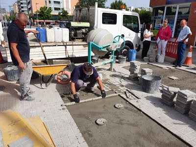 Reparació de la vorera a l'avinguda de l'Estudi General..