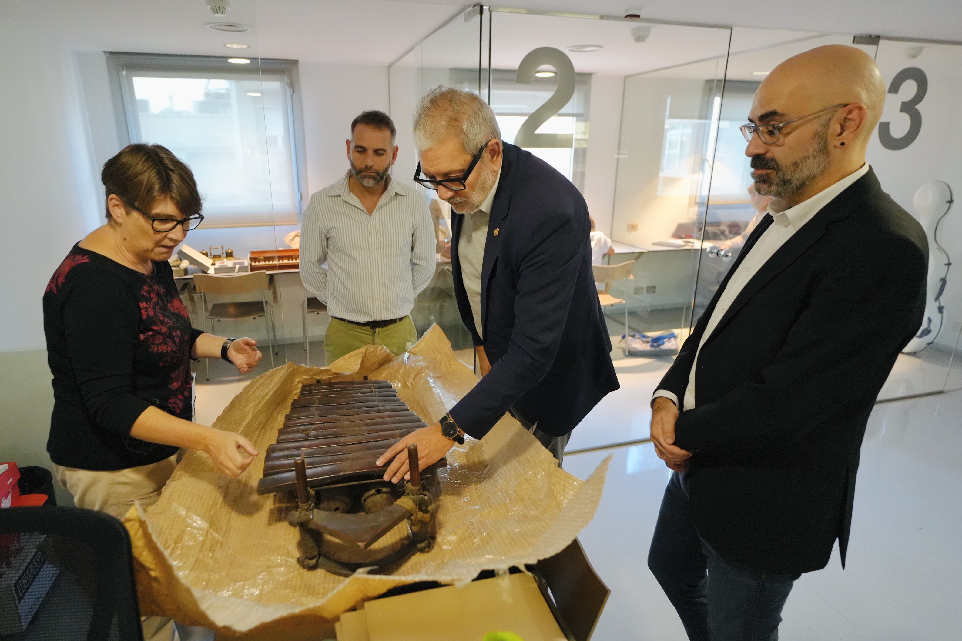 El paer en cap, Fèlic Larrosa, ha visitat la Biblioteca Fonoteca amb el director de l'Escola de Música i Conservatori municipal, Josep Lluís Boix.