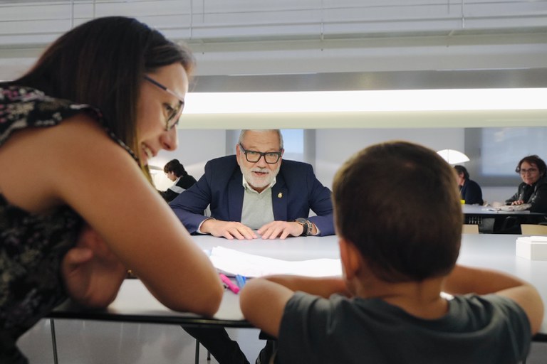 El paer en cap, Fèlix Larrosa, ha visitat també la Biblioteca Fonoteca que hi ha l'Auditori Municipal Enric Granados.