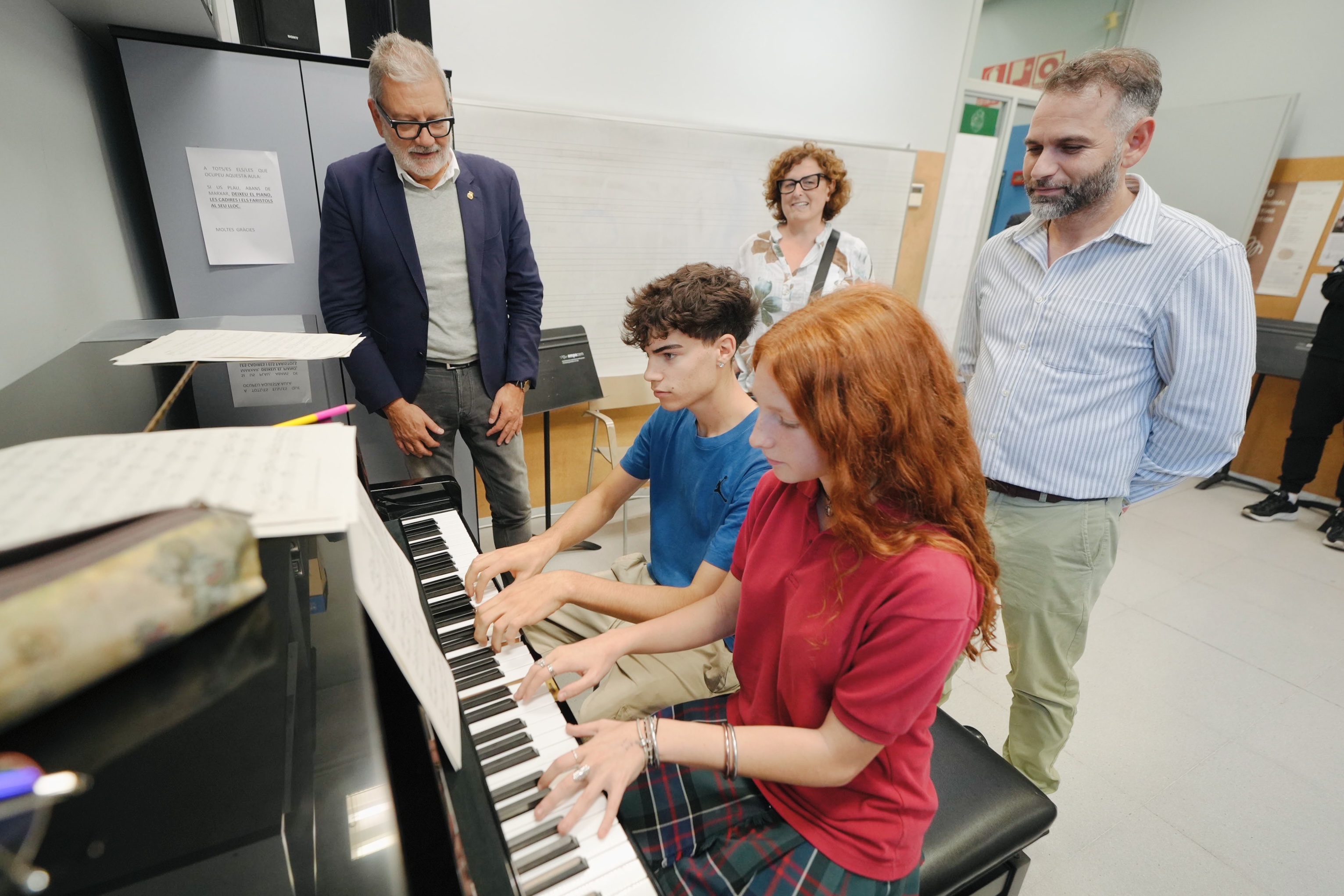 L'alcalde Larrosa ha saludat l'alumnat que aquesta tarda tenia classe a l'Escola de Música i Conservatori Municipal.