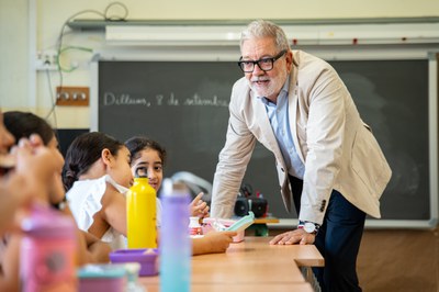 L'alcalde, Fèlix Larrosa, amb alumnes de l'Escola Pública Santa Maria de Gardeny.