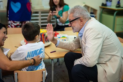 L'alcalde, Fèlix Larrosa, amb alumnes de l'Escola Pública Santa Maria de Gardeny.