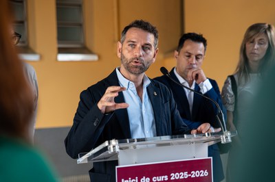 El regidor de Joventut, Educació i Ocupació de la Paeria, Xavi Blanco, durant la roda de premsa.