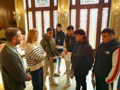 Els regidors conversen amb els joves, una vegada lliurats els certificats..