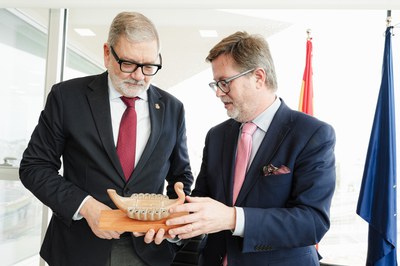 Entrega d'un obsequi del Port a l'alcalde de Lleida.