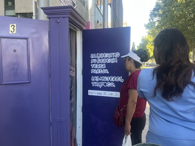 La iniciativa, amb el lema «Benvinguts a l’explotació», ha instal·lat una porta que simula l’entrada d’un prostíbul per mostrar la realitat que s’ama….