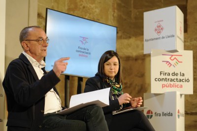 L'alcalde, Miquel Pueyo, i la tinent d'alcalde, Jordina Freixanet durant la presentació de la Guia de la Contractació Pública de l'Ajuntament de Lleida.