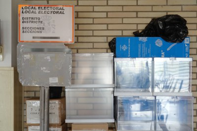 Material electoral dipositat al Col·legi Frederic Godàs.