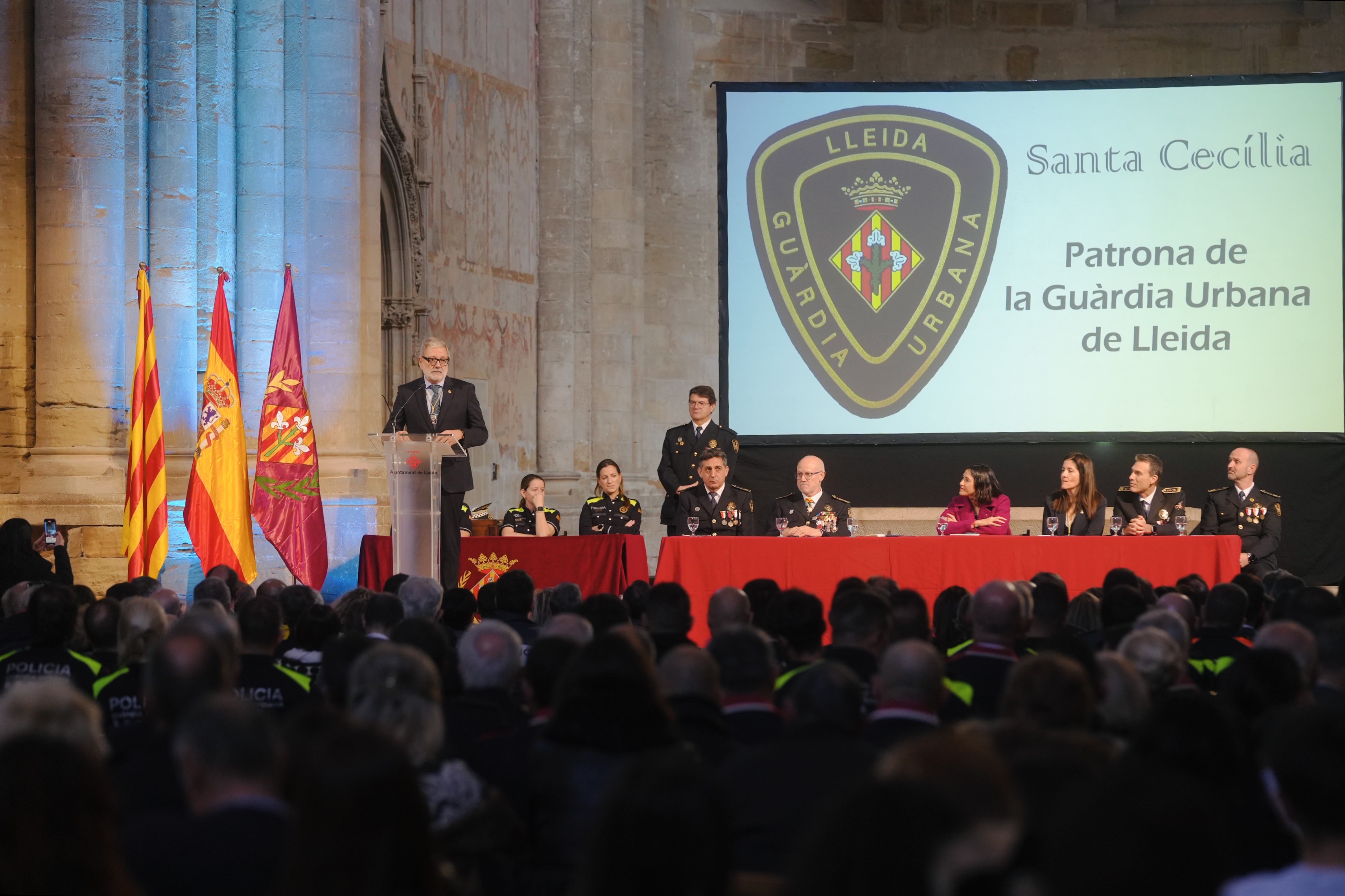 En l’acte oficial de reconeixement al cos municipal, que s’ha celebrat a la Seu Vella de Lleida, s’ha felicitat i agraït a tot el cos la seva feina, però especialment als professionals distingits aquest divendres