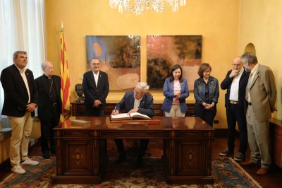 L'alcalde de València, Joan Ribó, signa el Llibre d'Or de la Paeria.