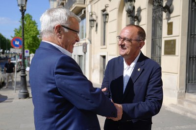 L'alcalde Miquel Pueyo dona la benvinguda a la Paeria al seu homònim valencià.