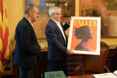 Joan Ribó ha fet entrega d'un cartell de les falles a l'Ajuntament de Lleida.