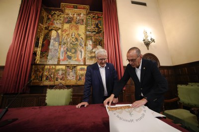 La Paeria ha fet entrega a Joan Ribó del Llibre dels Usatges.